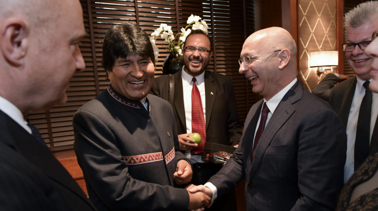 Evo Morales luego de la reunión con empresarios del consorcio suizo-alemán. Foto: ABI