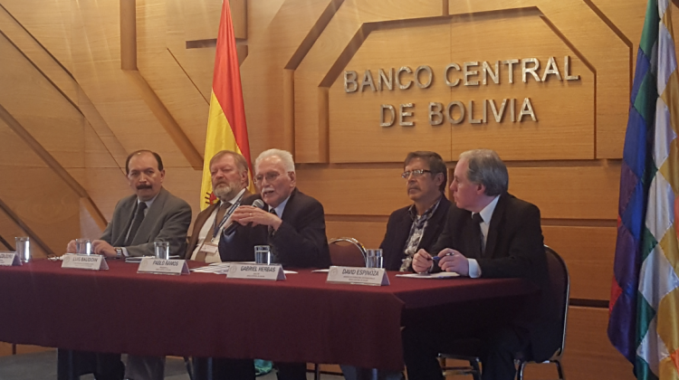 Pablo Ramos, presidente del BCB (centro) junto con su directorio. Foto: ANF