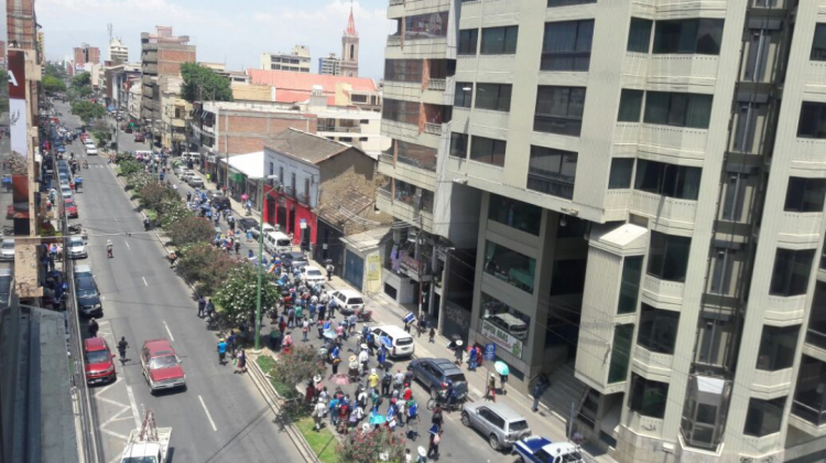 Organizaciones se dirigen por las avenidas Heroinas y Antezana a la concentración del MAS. Foto: ANF