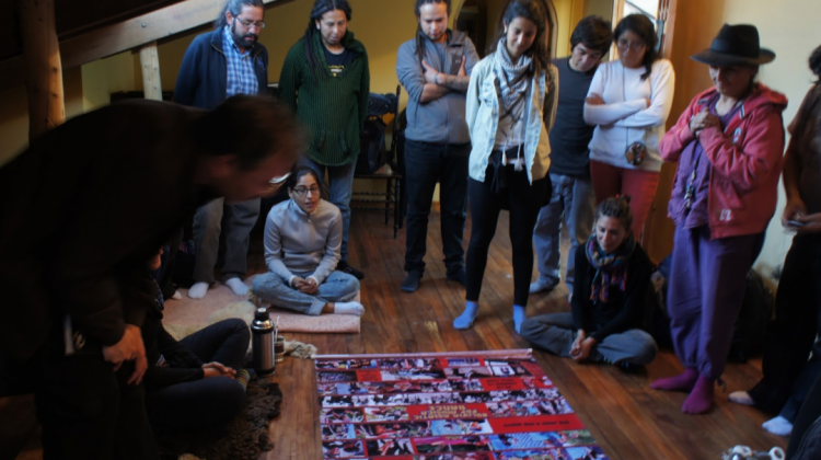 Una reunión en el “Tambo Colectivx Ch’ixi” junto a la socióloga Silvia Rivera Cusicanqui.  Foto: colectivachixi.blogspot.com