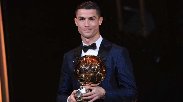 Cristiano Ronaldo sostiene su quinto Balón de Oro.  Foto: Diario Sport