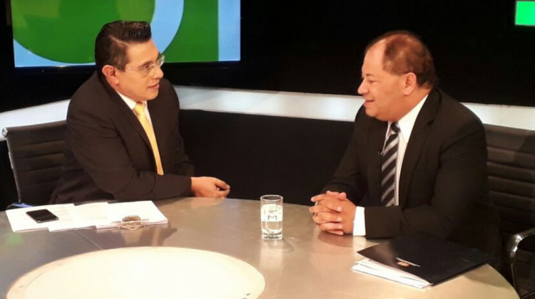 El periodista Cesar Galindo entrevista al ministro Carlos Romero. Foto: Ministerio de Gobierno.