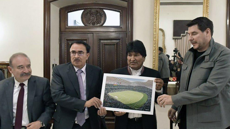 Presidente Evo Morales y la dirigencia del fútbol paceño . Foto: Twitter/@evoespueblo
