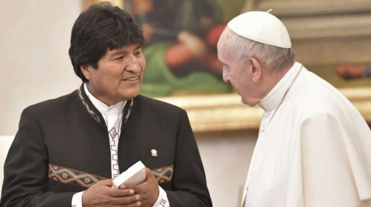 Evo Morales y Papa Francisco. Foto: @evoespueblo