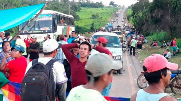 Productores de castaña bloquean la carretera Cobija-Porvenir.  Foto: El Diario