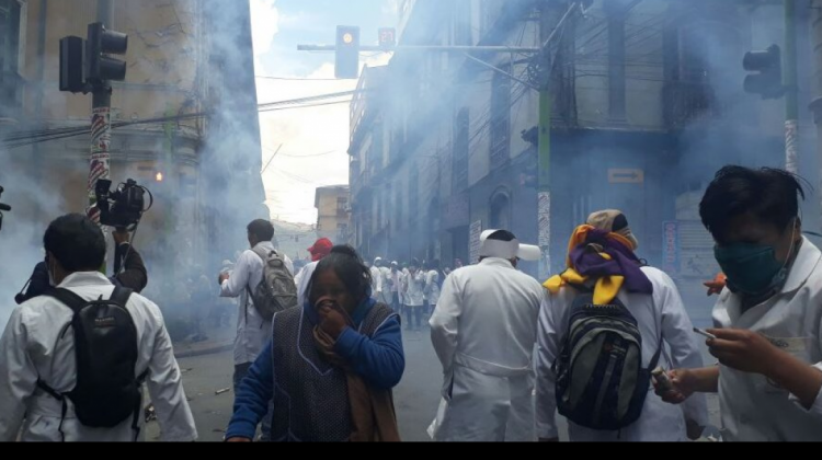 El enfrentamiento que hoy protagonizaron estudiantes, médicos y policías en La Paz.  Foto: Max Cepra