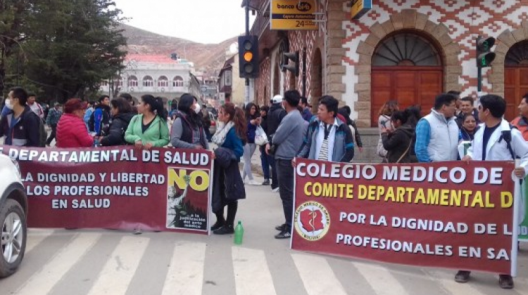 Médicos de Oruro en una marcha de protesta en la capital del Pagador.   Foto: Radio Fides