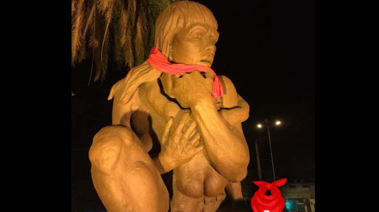 Monumentos de personalidades mujeres de Santa Cruz aparecieron con pañuelos rojos. Foto: Facebook