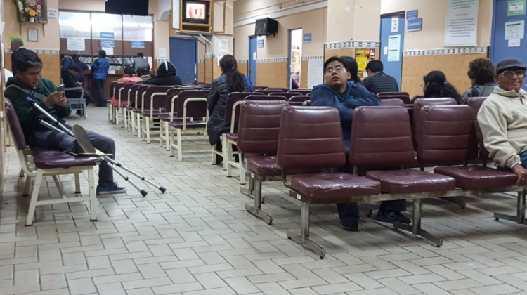 Pacientes esperan por atención en el Hospital Obrero. Foto: ANF