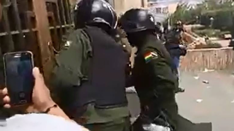 Efectivos policiales intentan ingresar al Monoblock Central de la UMSA.  Foto: ANF