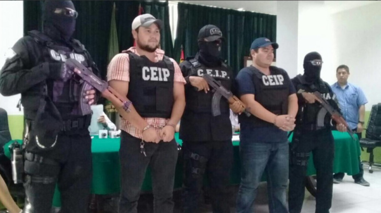 Miembros de la Policía presentan a los involucrados en cuatro crímenes. Foto: Ministerio de Gobierno