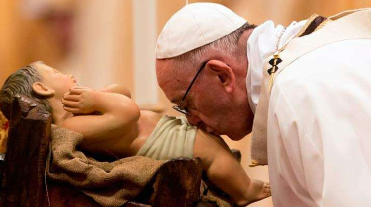 El Papa Francisco sostiene al niño Jesús.  Foto: Daniel Ibáñez / ACI Prensa