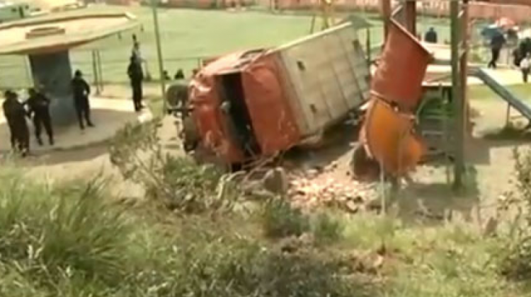 El camión terminó cayendo a un parque infantil. Foto: PAT/Captura de pantalla.
