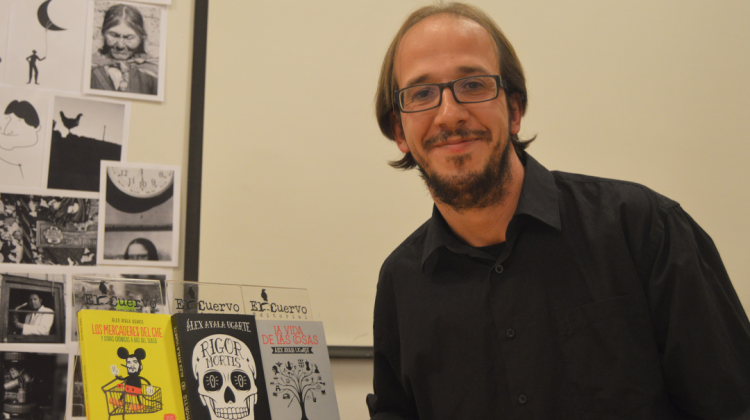 El cronista boliviano-español, Alexander Ayala, posa junto a sus tres libros reeditados.   Foto: ANF