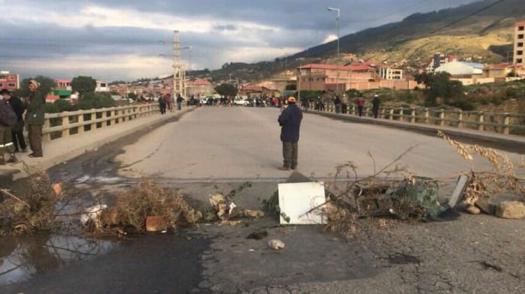 Uno de los puntos de bloqueo en Cochabamba. Foto: @ArturoMurilloS