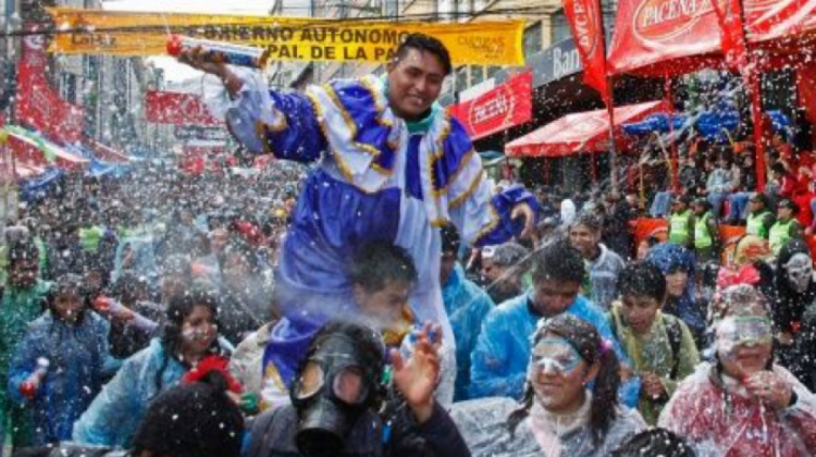 Personas se divierten en una entrada en carnaval. Foto: El Deber