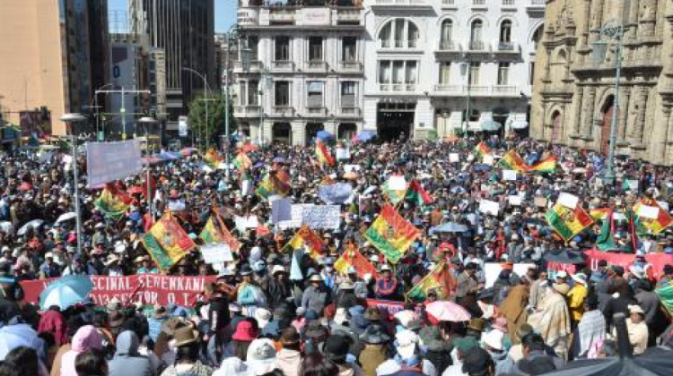 Sectores sociales reunidos en la plaza San Francisco de La Paz.    Foto: Internet