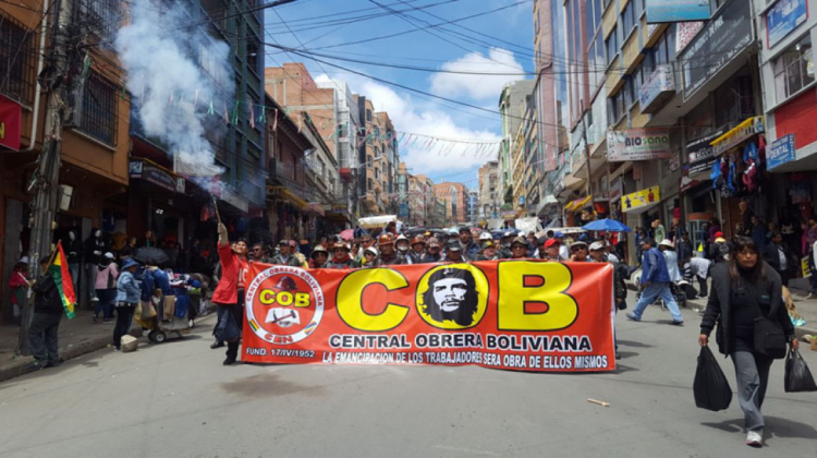 Marcha de la COB desciende rumbo al centro de la ciudad de La Paz. Foto: ANF