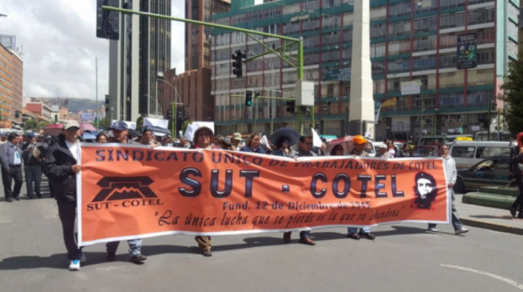 Marcha de trabajadores de Cotel en el centro paceño. Foto: ANF