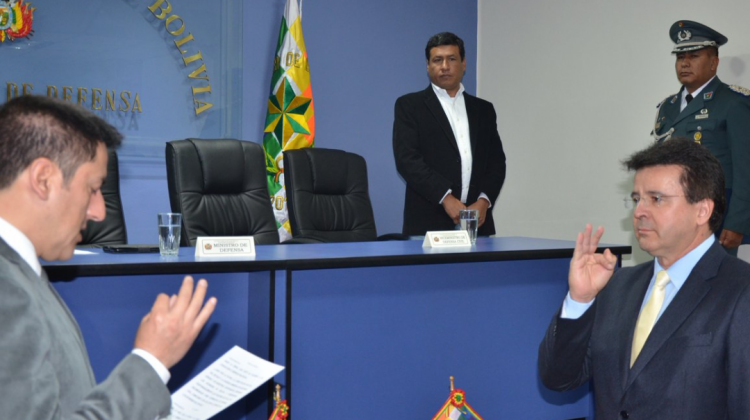 Ministro Javier Zavaleta posesiona a Carlos Brú. Foto: Ministerio de Defensa