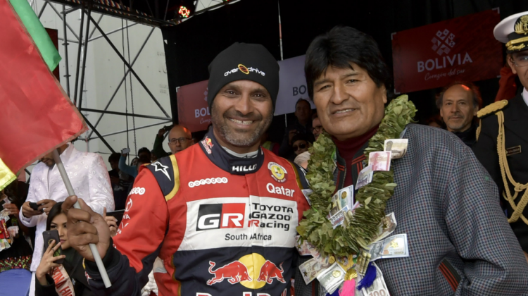 Evo Morales junto a uno de los competidores del Dakar ayer en La Paz. Foto: ABI.