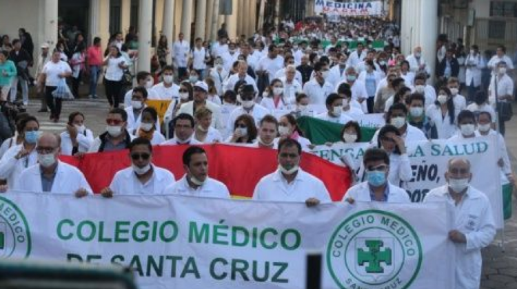 Médicos cruceños en una marcha de protesta. Foto: El Deber