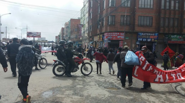 Vecinos movilizados en la ciudad de El Alto. Foto: Radio Fedecomin.