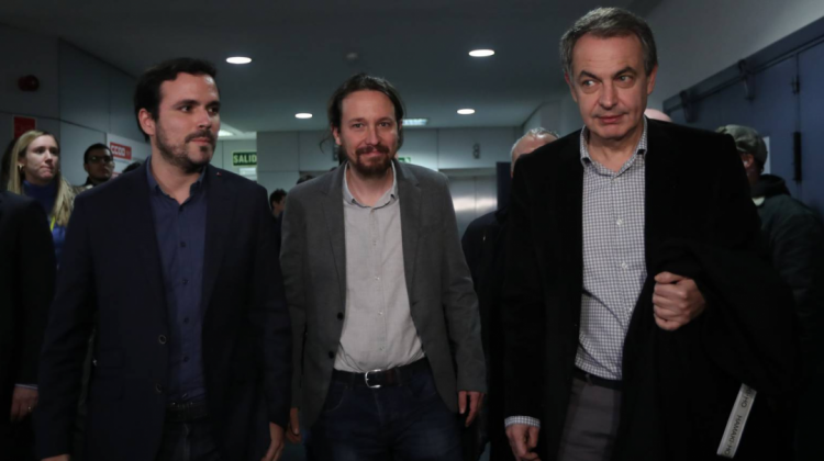 Garzón, Iglesias y Zapatero en la sede donde se realizó el apoyo a Morales. Foto: El País