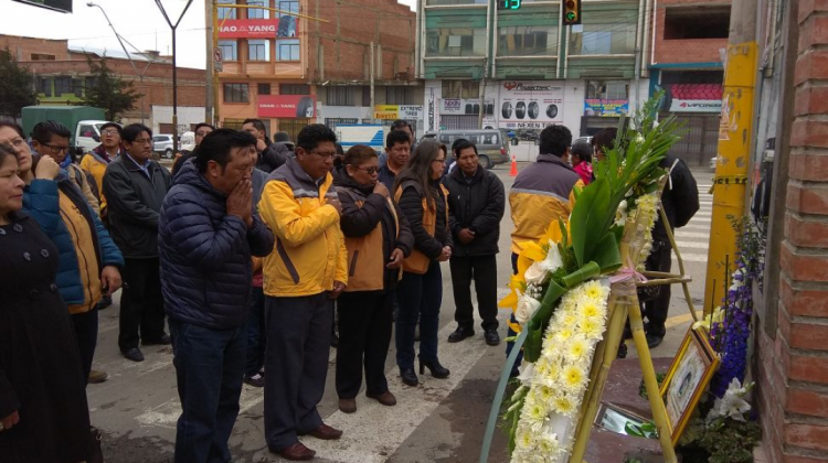 Funcionarios de la Alcaldía rinden homenaje a los muertos el 2016. Foto: GAMEA