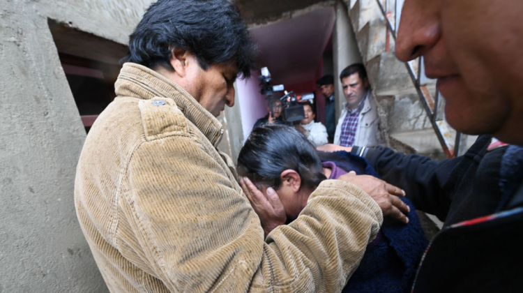 Evo Morales ayer con una de las personas que perdió su vivienda en Tupiza. Foto: ABI.