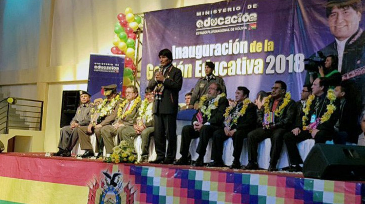 Evo Morales y otras autoridades en la inauguración del año escolar. Foto: @MinPresidencia.