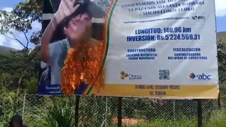 El momento en que los cocaleros de los Yungas prenden fuego a un banner. Foto: Captura video radio FmBolivia