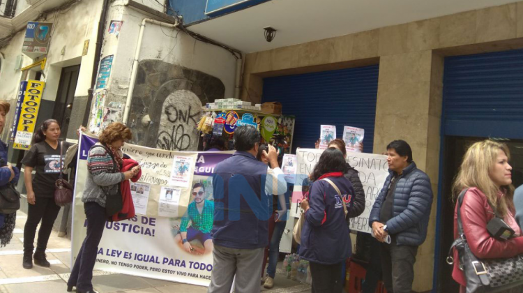 Familiares de Luis Fernando Sempértegui llegaron a La Paz exigiendo el esclarecimiento del hecho. Foto: ANF