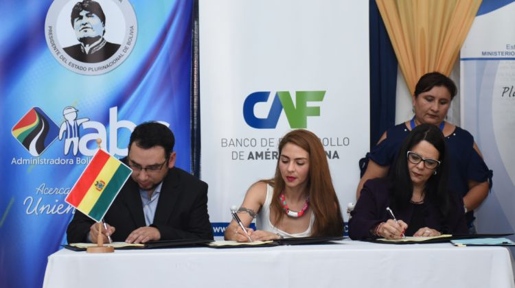 Firma de contrato de préstamo entre la CAF y el Gobierno. Foto: CAF