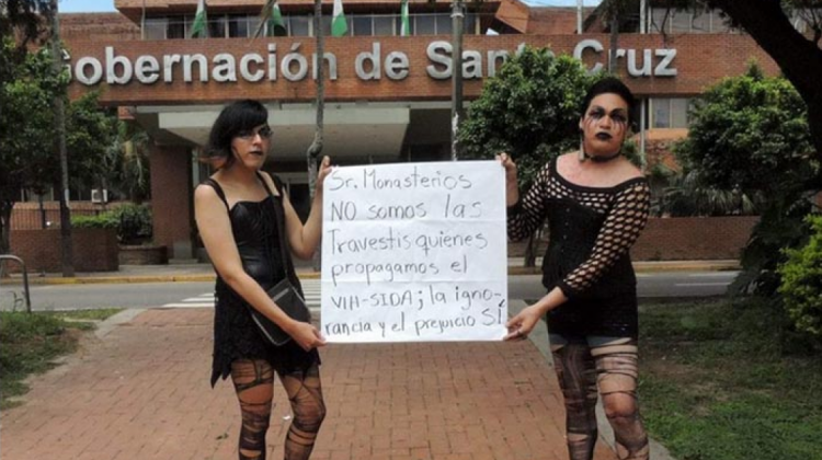 Personas manifiestan su rechazo a declaraciones de Monasterios. Foto: Twitter Chris Eguez