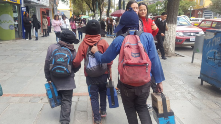 Menores trabajadores en una calle de La Paz. Foto: ANF.