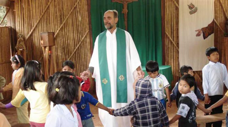 El religioso comparte una homilía con varios niños. Foto: Facebook