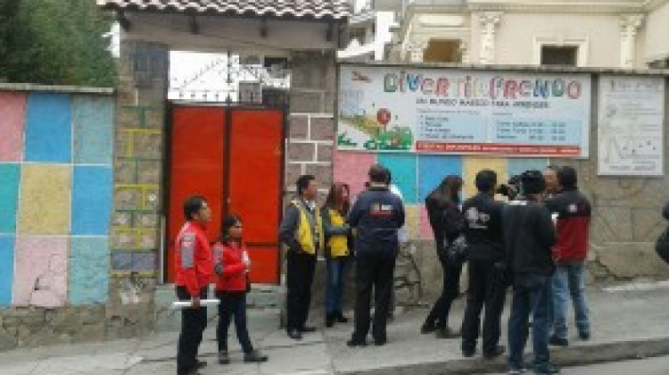 Autoridades del Sedeges en inmediaciones de un centro infantil observado.   Foto: Gobernación de La Paz