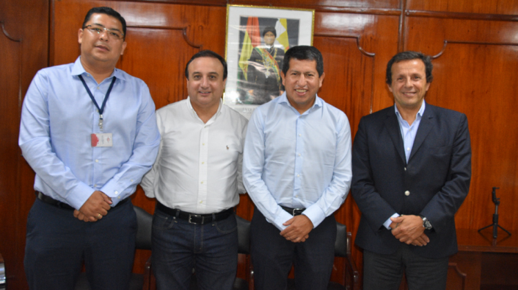 Representantes del grupo empresarial Grano Sol junto al Ministro de Hidrocarburos. Foto: ANF