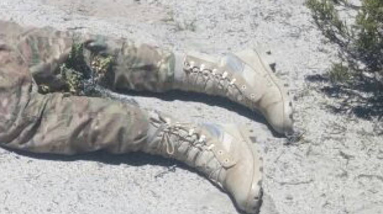 El cuerpo de uno de los militares fallecidos.