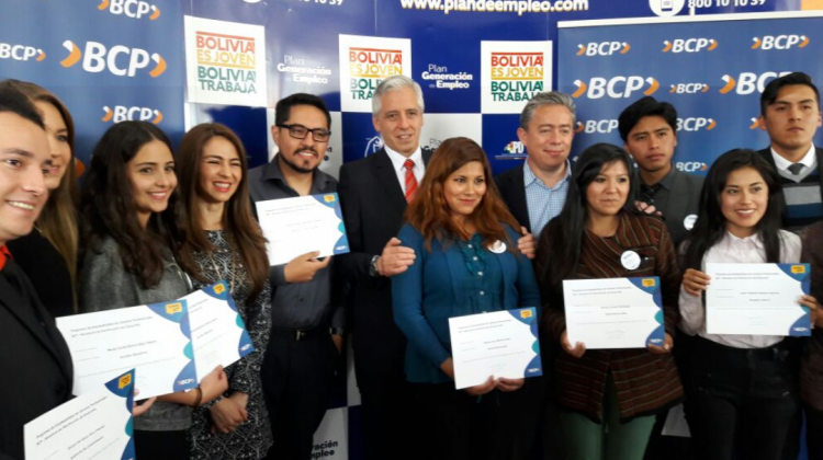 Vicepresidente, Álvaro García Linera junto a los beneficiarios del programa en el BCP. Foto. RB