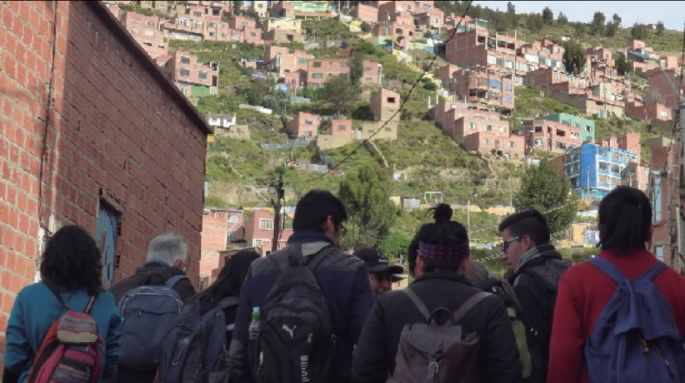Estudiantes de sociología durante la investigación en Alto Pura Pura de la ciudad de La Paz.  Foto:IDIS