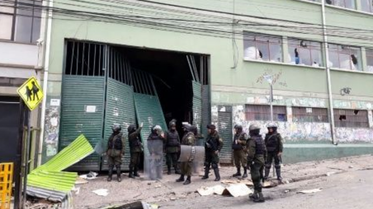 Efectivos policiales resguardan el acceso a la sede de Adepcoca.  Foto: FM Bolivia