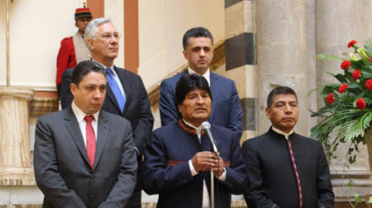 El presidente Evo Morales acompañado de autoridades vinculadas a la demanda marítima. Foto: Ministro de Justicia