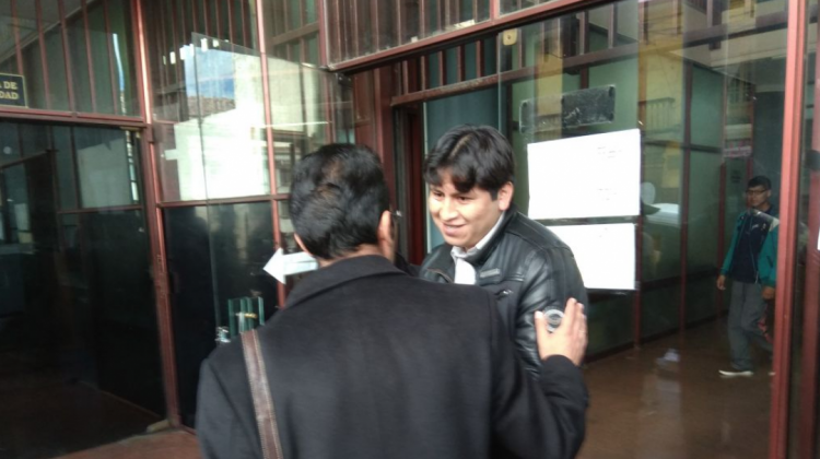 Fernández minutos antes de ingresar a la audiencia.  Foto: ANF