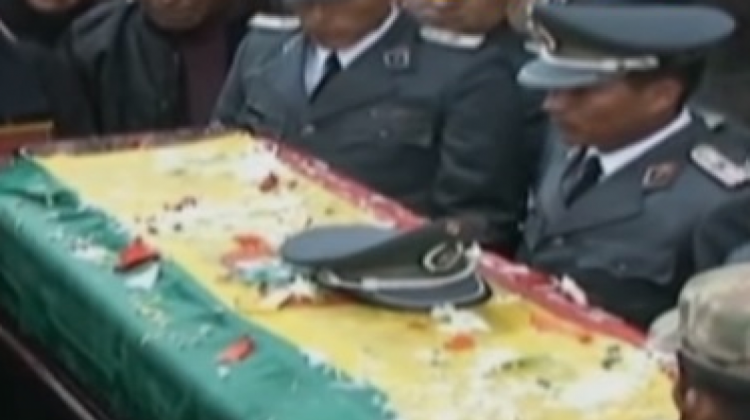 El entierro de uno de los militares asesinados en Sabaya.  Foto: Captura de pantalla