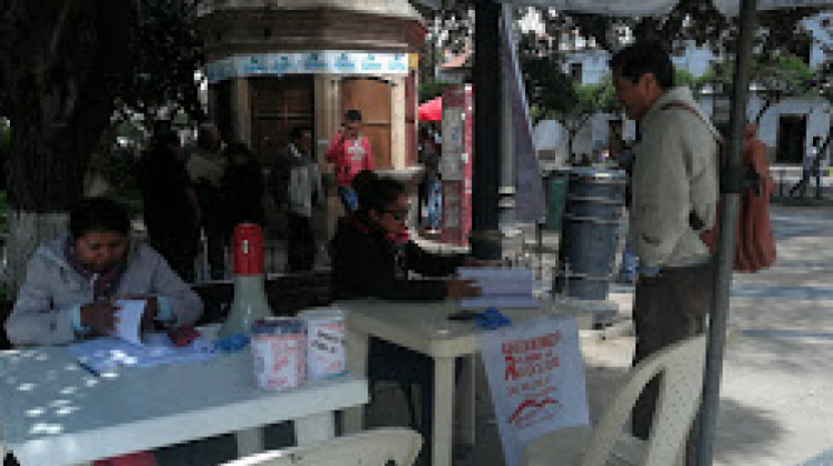 Punto de recolección de firma para el revocatorio en la plaza 25 de Mayo. Foto ANF