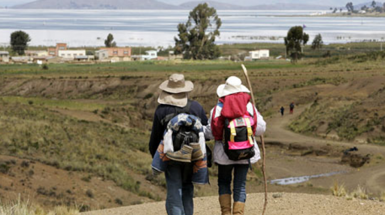 Peregrinos durante el recorrido hacia el santuario de Copacabana. Foto: Jornada.Net