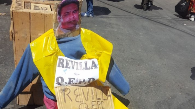 Un muñeco del alcalde paceño en una protesta de gremialistas. Foto: ANF