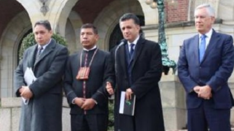 Sacha Llorenti acompañado por la delegación boliviana en La Haya.  Foto:Cancillería